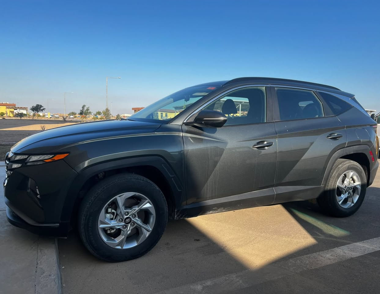 السلام عليكم 
هونداي توسان للبيع وارد امريكي موديل 2023
السيارة ماشيه 44 ميل 
السيارة فول عدا الفتحه وكلش نظيفه 
وحادثها مرفق بالصور 
السياره بغداد بأسمي تحويل ثاني يوم
السعر 21500 $  وبيها مجال بسيط
مكان السيارة بغداد/ المنصور
***********
