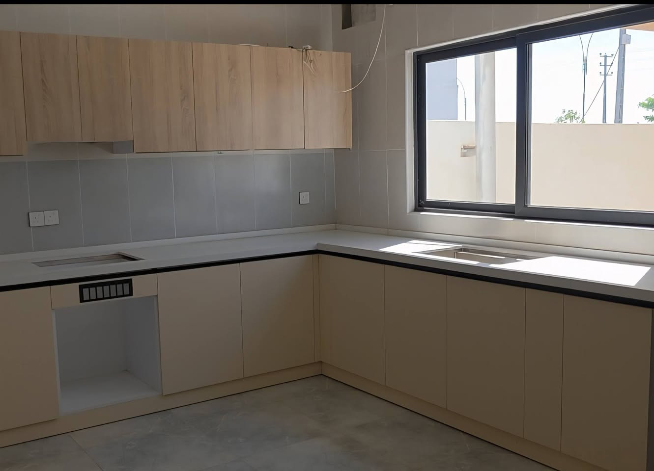 السلام عليكم
يتوفر لدينا دار في مجمع الغدير السكني في كربلاء 
مساحه200 متر 
عدد غرف النوم3✅
ركن طابقين 
طابو صرف 
يباع مع الأثاث وطاقة شمسية للاستفسار اتصل ***********
