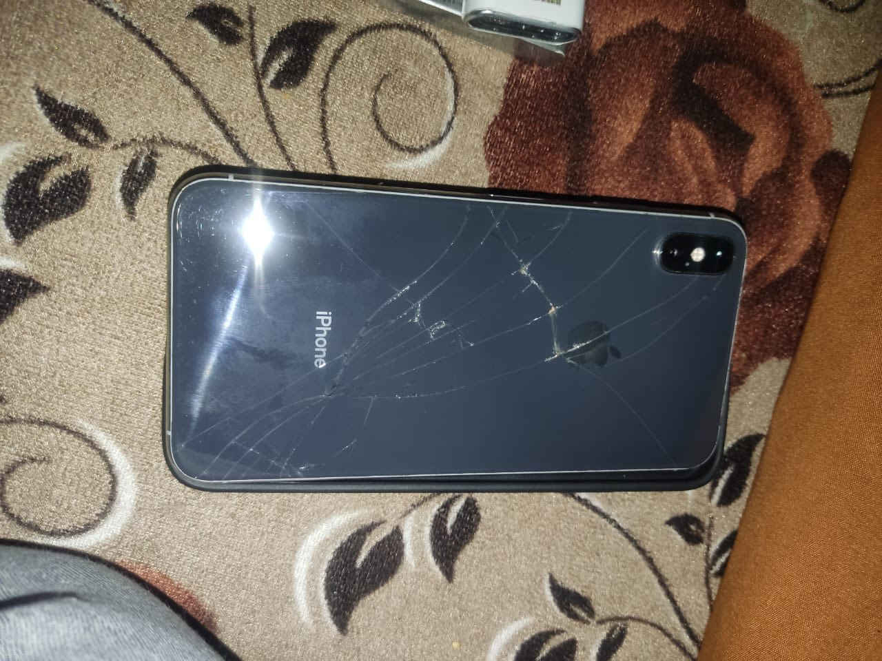 السلام عليكم اكس ماكس مبدل شاشة وبطارية ذاكرة 256 السعر 160 ألف *********** أدمن وافق بداعت الغوالي
