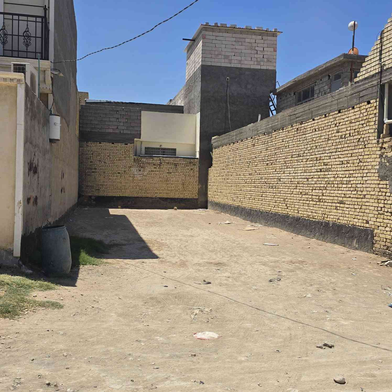 بيت للبيع مساحه 140متر  والقطعه 150 متر
طابقين يحتوي على 
مضيف 7×4

المطبخ 6×83

الغرفة 5×4

الصاله 5×5

الطابق الثاني يحتوي على غرفتين وصاله وحمام 

الاتصال ***********

***********

وره مستشفى الإمام علي حي الحسناوي قريب على المدارس الصيينين
