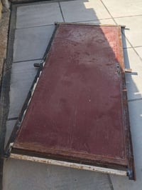 باب حديد للبيع قياس الارتفاع ٢ متر والعرص ٩٥ 07732942834