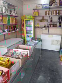 محل حلويات للبيع عارضه +2 مجمده +رفوف مع الميوز   المنيوم حمالات اجباس...