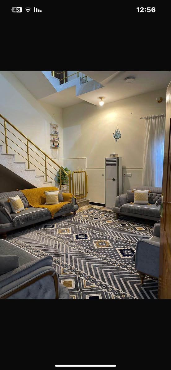 بيت للبيع البصرة ياسين خريبط 
مساحة البيت 125متر طابقين توجد ثلاث غرف ملاحضة لاتوجد غرفة في الطابق العلوي 
البيت كامل مع الاثاث السعر 350مليون للتواصل *********** Singapore
