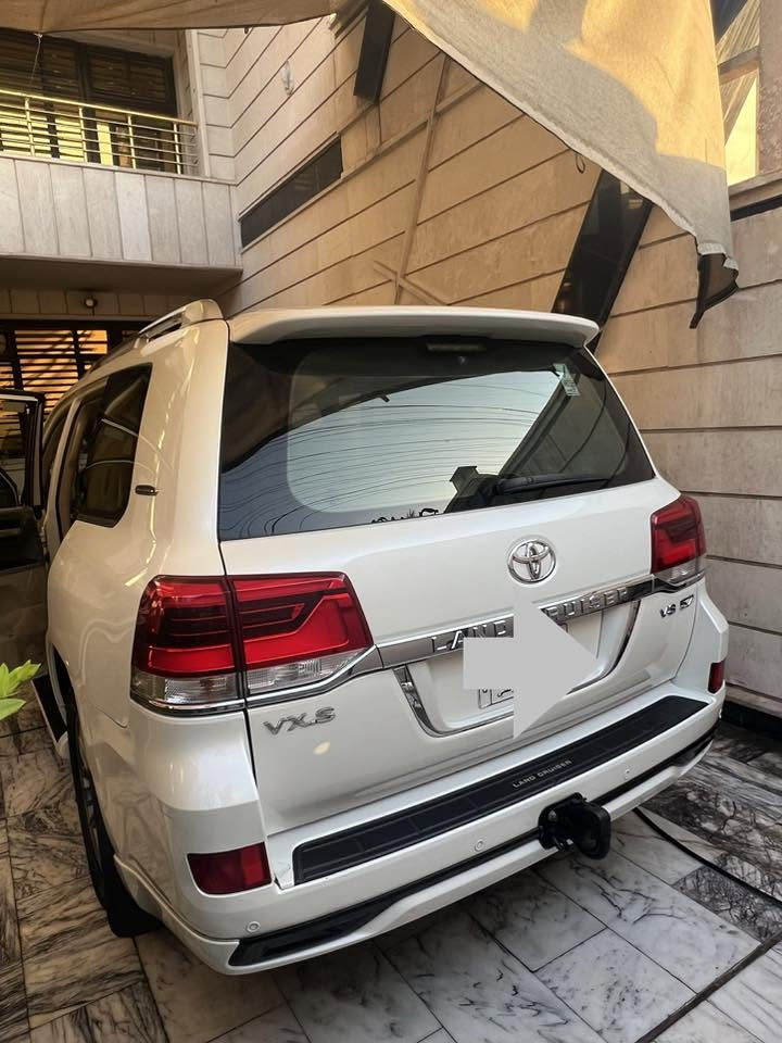 السلام عليكم 
للبيع لاندگروز VXS/5700
موديل 2018
مكفوله كفاله عامه من الصبغ والتبديل والبارد 
رقم بغداد بسمي تحويل مباشر 
ماشيه 97Kحقيقي شرط الفحص 
مكان السياره بغداد البلديات 
رقم الهاتف ***********
