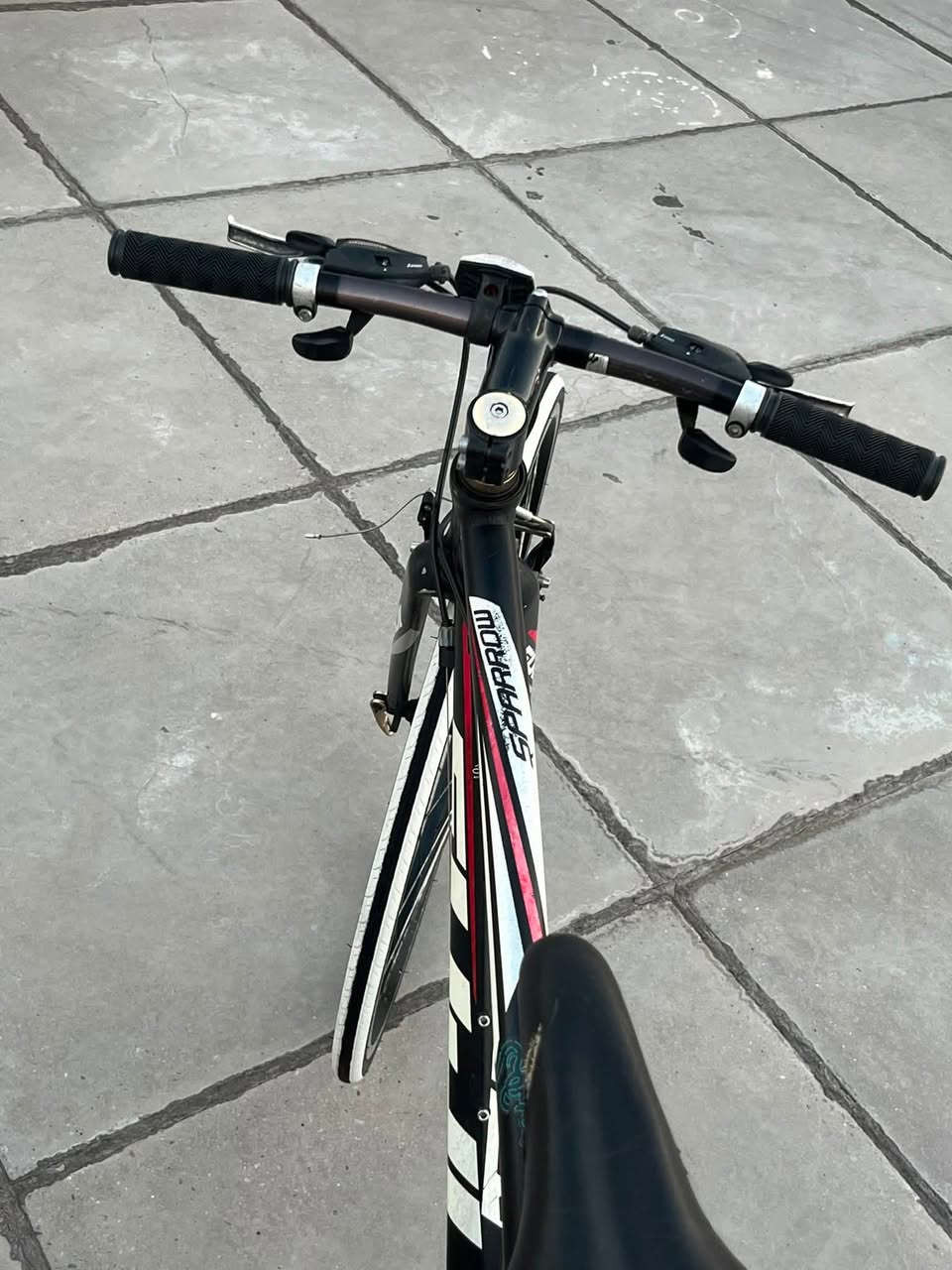 دراجه البيع من ماركه. فوجي غنيه عن تعريف🚵✔️
دراجه وضع خاويه غير مستخدمه بل عراق وكله بلاديه. 💯✅
هجينة (Hybrid / Flat-bar Road Bike) من إنتاج شركة Fuji (فوجي) الشهيرة. ✅💯

‎📋 المواصفات الكاملة (حسب المواصفات الشائعة لهذا الموديل):
* الهيكل (Frame): مصنوع بالكامل من الألومنيوم الخفيف والمتين (تقنية خفض الوزن A2-SL Custom Butted Alloy) لحمايتها من الصدأ وتوفير وزن ريشة أثناء القيادة والتحكم.
✅💯
‎الإطارات والعجلات (Wheels & Tires):
* عجلات قياس 28 إنش (المعروفة عالمياً بحجم 700c).
* الإطارات نحيفة مخصصة للمشي السريع على الأسفلت والطرق المعبدة، وتتميز هنا بـ خط جانبي أبيض يعطي الدراجة مظهراً رياضياً جذاباً. 

‎نظام ناقل الحركة (Drivetrain):
* نظام سرعات 8 خلفي × 3 أمامي (بإجمالي 24 سرعة) أحسب سنة الإصدار الدقيقة.
* المكونات والتحويلات من شركة Shimano (شيمانو) اليابانية لضمان سلاسة التنقل بين التروس. 

‎المكابح (Brakes): مكابح حذوة (Rim Brakes) ميكانيكية تقليدية، توفر استجابة جيدة ووزناً خفيفاً وسهولة تامة في الصيانة.[1]
‎المقود (Handlebar): مستقيم (Flat bar) يضمن وضعية جلوس مريحة للظهر والرقبة، ومناسب جداً للمسافات الطويلة أو المشاوير اليومية داخل المدينة
السعر. 235مجال بسيط. 
يوجد توصيل جميع محافظات. عراق. 🚚🚵
***********☎️
