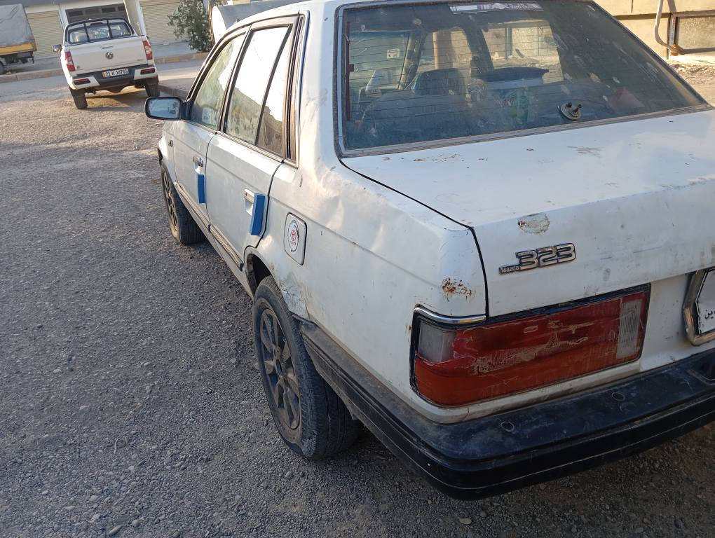 بەناوی خوای گەورە
لەسەر ئیزنی ئادمینی بەڕێز 

مــازدا 323 

مەکینە 16ی چوار پستن 
گێڕ عادی 
ڕەقەم و سەنەوی سپی 
 تازه تەشفید کراوە گێڕو مەکینەی بەشەرتی سەرف و سەوت و بوخار بانزین زۆر کەم ئەخوات 
لەگێڕو مەکینەی زۆر بێ منەتم
سەیارەکە مەزبوتە هاتوچۆی زۆربەی شارەکانی پێ ئەکەم
لایت و تەنجیل و لادان چواری کارەباییاتی زۆربەی ئیشەکات 
چوار بەرەدەرگای تازەی پێوەیە دەشپڵی زۆر جوانە ڕزیوی و تەقیوی نیە باقی لەبەرچاوە 
سەیارەکە سێ دەبڵی تەواو نەرم بوە پێویستی بەگۆڕینە هەرکەس لێمی کڕی دوای معامەلە 60هەزاری بۆ ئەگەڕێنمەوە بۆ دەبڵەکان  پارەی ماتۆڕێکی زیکزیکە ئەنوسم
7گەڵــاو  مەجالێکی کەم   گێڕو مەکینەو ئەوەلیات و سەنەویت بەشەرت ئەدەمێ بەس پارەی گۆڕینێ دەبڵەکانت بۆ ئەگەڕێنمەوە لەچەمچەماڵم لەشارێکی نزیکەوە هاتی دوای معامەلە ئەتوانم بۆت بێنم 
چاتم  کراوەیە جوابی تەلەفونیش ئەدەمەوە   لەچاتا معامەلەیەك بکەی ماڵەکە ڕسوا بکەی جوابت نادەمەوە 
لەخزمەتی مشتەری بەڕێزام 

***********
سفر حەوسەدو پەنجاو یەک دوسەدو پەنجا سیونۆ هەشتاو چوار 🤍 شمشمل, السليمانية
