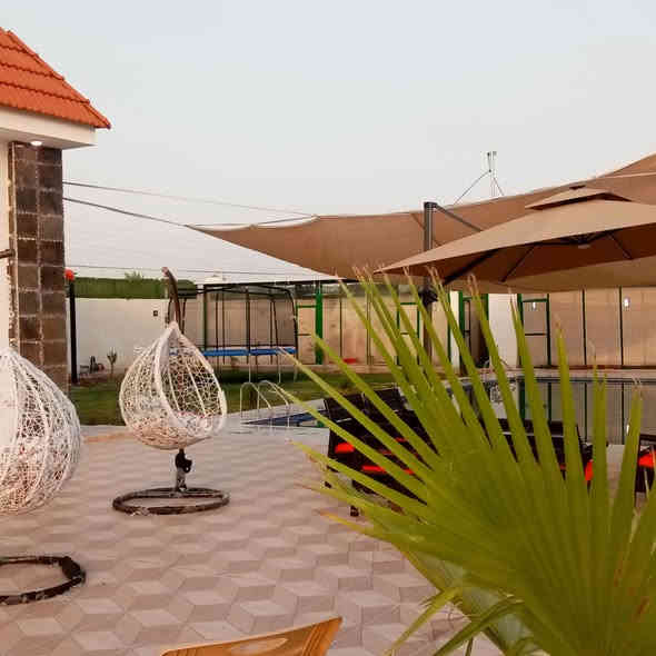 أسلام عليكم أخوين البيع مزرعة هدوء الريف بيهه بيت متكون من غرفة النوم واحد وحولي واستقبال ومطبخ وحمامات العدد ٢ بيه مسبح كبير طوله ١٢متر وعرضه ٧متر بيه مشوايه كبيره بيه مندي بيه كعده عربيه كراج عرض سيارتين بيه حديقه كبيره وحده صغيره مكاني التاجي *********** /***********
