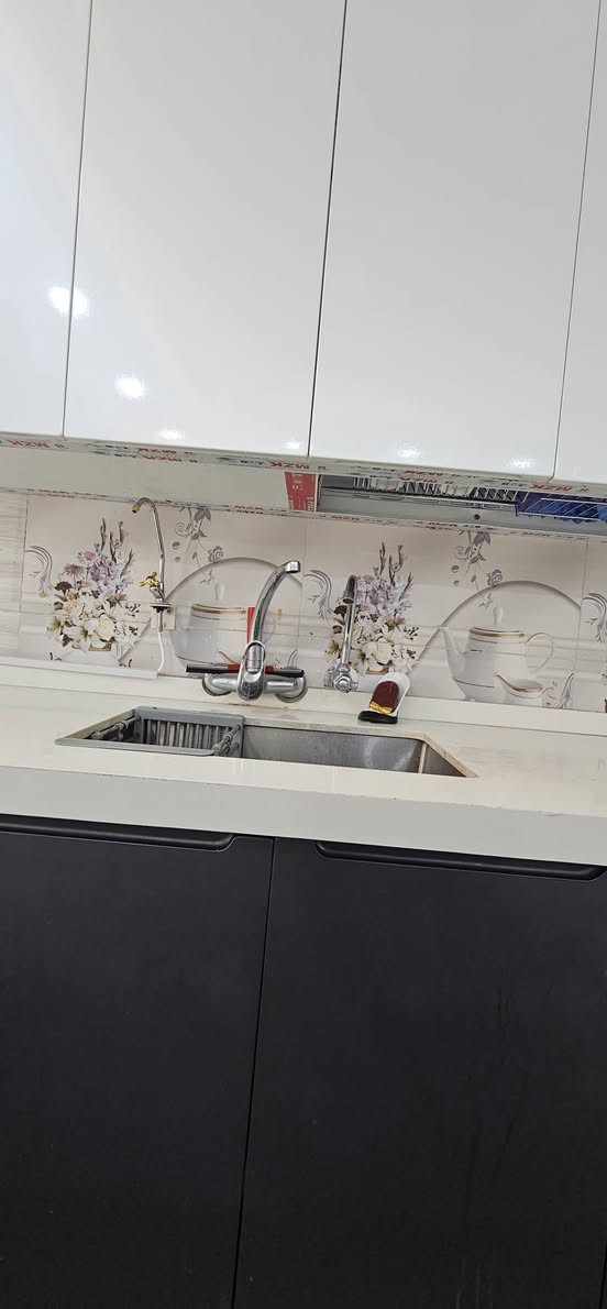 كاونتر hdf 
وجه خشب 
داخل المنيوم 
ركم PVC  داخل بواري خشب
المرمر اكوارتز الاصلي
الحوض سل ستيل + سلة 
البيبان فتحتهن هايدروليك مع 3 نورمايد 
المجرات شفط هايدروليك 
القياسات 🫴
الطول الارض 3 متر و60سم والعرض 60سم 
ارتفاع الملحق متر و10سم والطول 3 متر و60سم
ملحق الثلاجة ارتفاع 60سم العرض 84سم
فصلته ب2025 صار عليه مليونين و200 بس الله يشهد اريد اغير مكانه المطبخ وميصير بالمطبخ لازم افصل غيره 
سعره مليون و850 وبي مجال قليل 
***********
