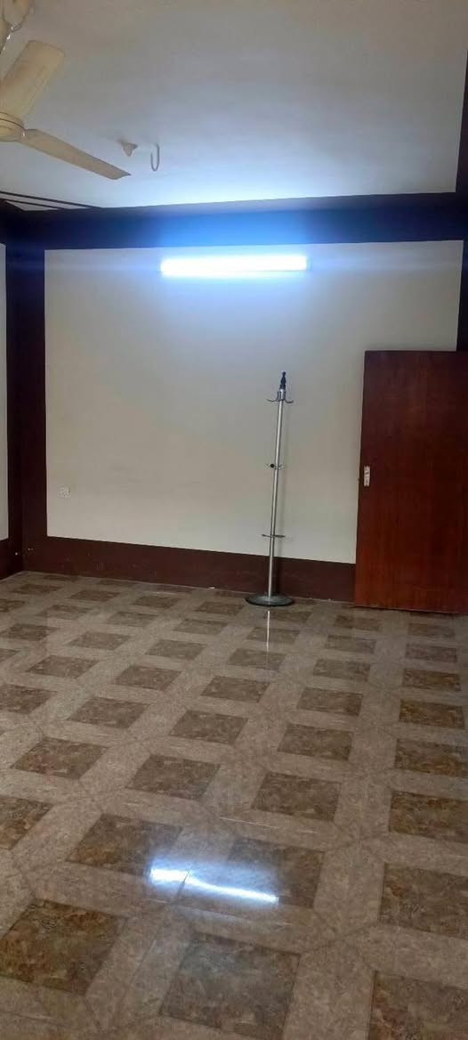 بيت ارضي للأيجار حي سومر تقاطع الاول قرب مجمع مدارس الاقصى ولبنان وسومر قريب على الاسواق مساحه  (٢٠٠) متر  يتكون من (٣) غرف وهول ومطبخ وصحيات ومناور عدد٢ ومخزن وحديقه وكراج بناء حديث بورسلين سيراميك  اتصال +واتس+ خاص ماسنجر+***********
