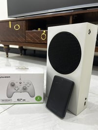 Xbox series S للبيع   كامل ملحقات و جوستك عدد 2 الاصلي شغال بي خلل بال...
