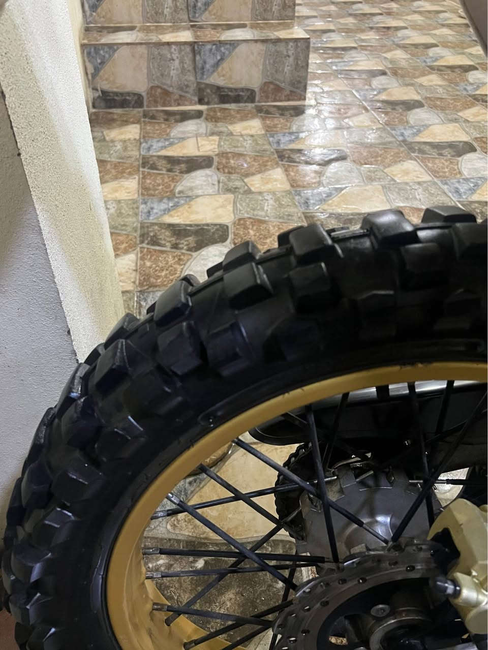 مۆدێل 2023
مەکینە200cc
بەشەرتی گێڕ و  مەکینەوە تایە بۆ تایە بە شەرت
زۆر زۆر پاک ماوەتەوە
هەموو شتی بیلادی و شەریکەیەو دەست کاری نەکراوە
تاییەکنیشی بیلادین
 زۆر کەم لیخوردراوە سپی بونەوەو .شکاوی و لەحیمی نییە....
ڕانییە٩٨٠هەزار و معامەلە 
*********** رانية, السليمانية
