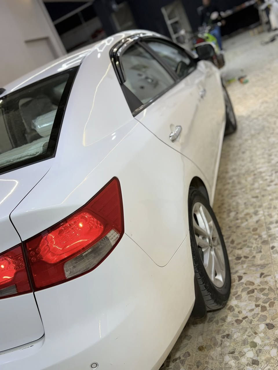 سيراتو موديل 2011 خليجيه محرك 1600 گير محرك لوك تخم تاير صدر لوك شاشه كأمره سويجات نسختين تبريد ثلج سنويه لل28 تحويل ثاني يوم 
بيها  برأس الجاملغ الأمامي شويه صبغ قدرشبر وبيها بارد بالباب الخلفي فقط بدون لا دواخل ولا كلشي الباقي مكفول 
سعرها 105 وبيها مجال بسيط مكاني الأنبار الرمادي 
***********
