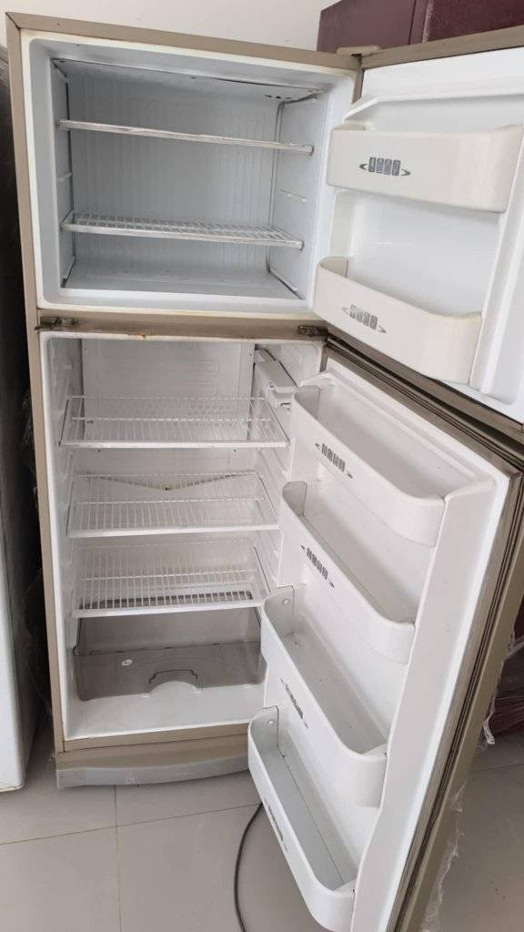 ثلاجات نضيفات وشغالات
ضمان 7 ايام
سعر الوحده 180 وبيها مجال حك جيه
***********
