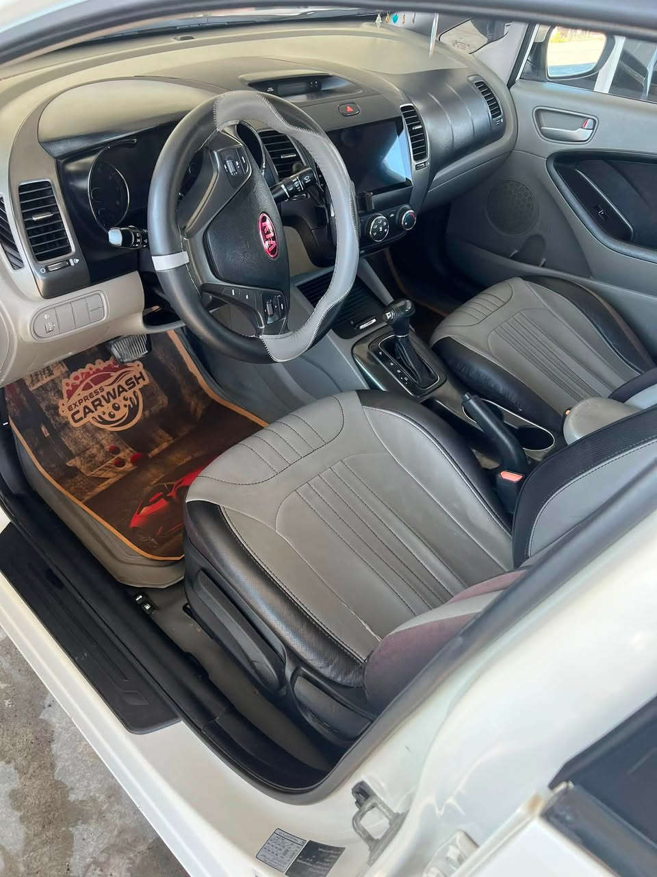 السلام عليكم.. كيا سيراتو 2014 (أبيض صدفي) للبيع 🚗✨
سيارة بيت ونظيفة جداً، جاهزة من كلشي وما تحتاج أي مصروف، ومواصفاتها كالتالي:
 الموديل: 2014
 اللون: أبيض صدفي مميز 🌟
 المحرك: 1600 cc (مرغوب جداً، اقتصادي ونشط)
 المشية: 150 ألف كم (حقيقي)
 الوضعية القانونية: السيارة باسمي، السنوية جديدة ونازلة ونافذة لغاية 2027 (تحويل ثاني يوم).
📌 المواصفات والجاهزية:
 تحكم ستيرن جهتين كامل.
 شاشة لمس تفاعلية.
 الكفالة: سيارة مكفولة كفالة عامة من كلشي (لغد، شاصي، صبغ، محرك، وكير) والحمد لله.

السعر 125 بيه مجال 
مكاني بغداد حريه  
رقم مبايل ***********

