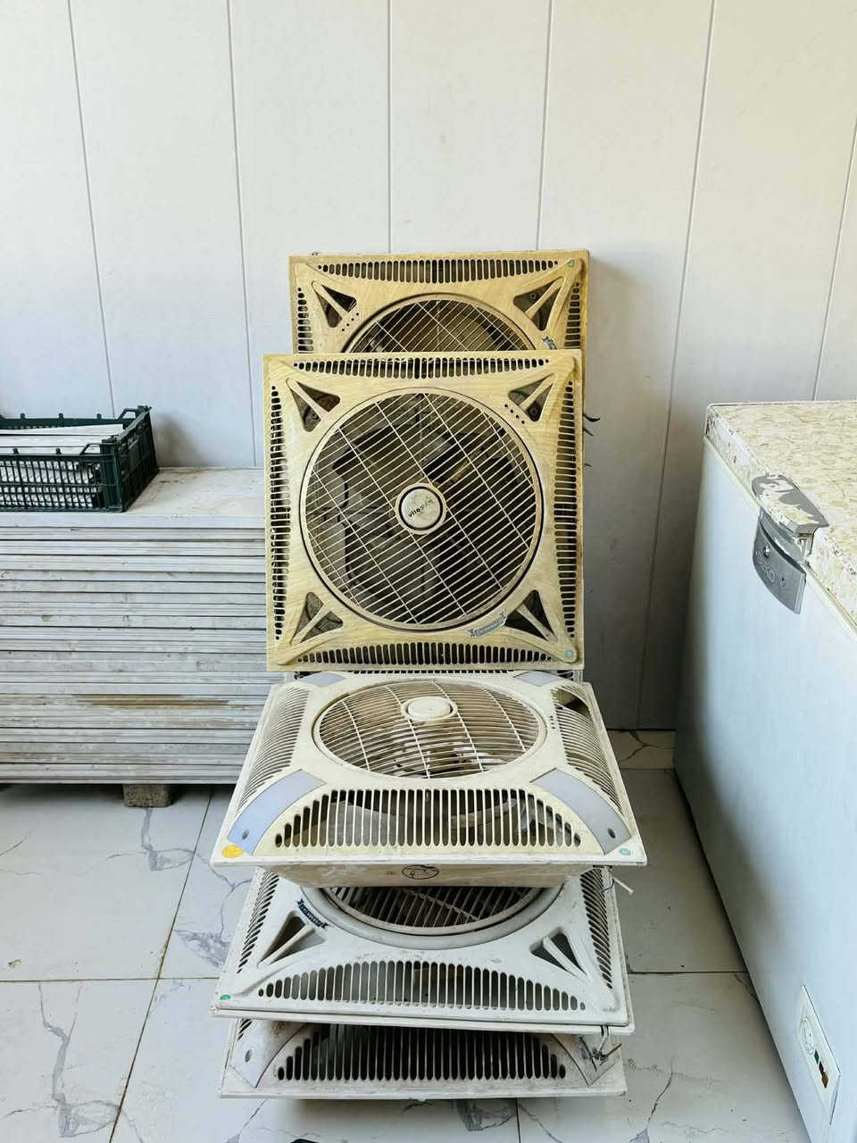 رفوف+مراوح نظيفات للبيع ***********
