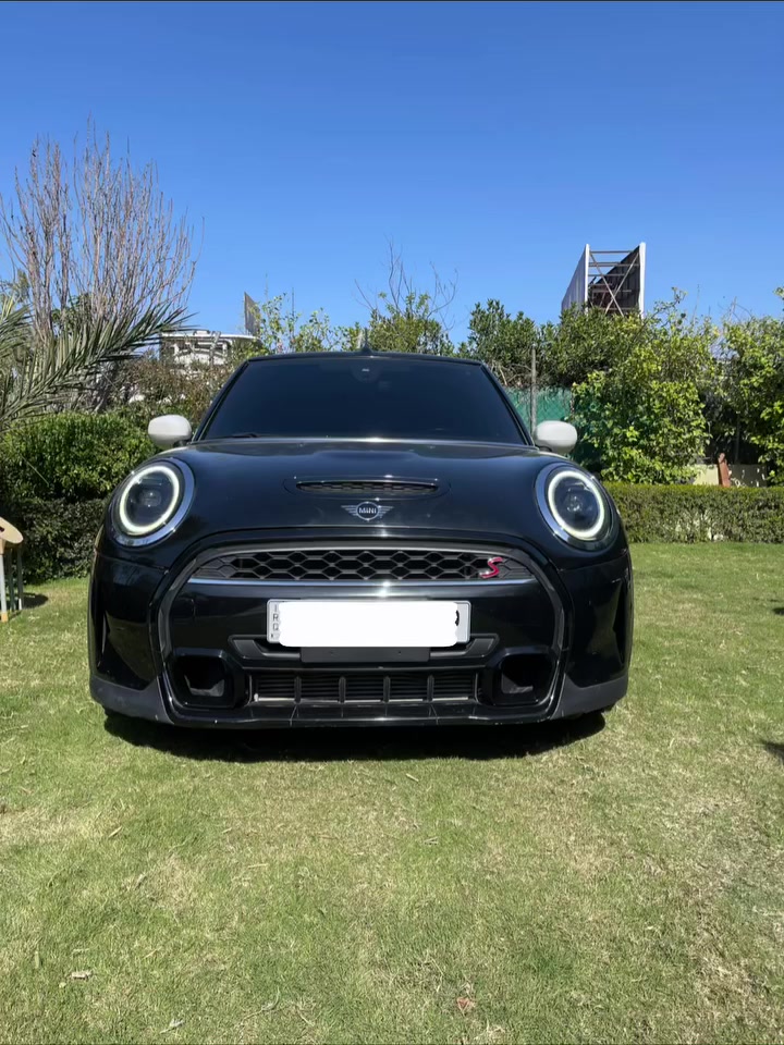 مني كوبرcooper S
اعلى مواصفات 
ماشيه 28  الف  
محرك 2.0 لتر ٤ سلندر تيربو
السياره عليها اكزوزت سستم بلادي من الوكاله
   مواصفات:
كشف  نظامين بيه. نظام الفتحه  ونظام الكشف 
كامرا خلفيه. حساسات امامي خلفي. كراسي جلد. تدفئه كراسي. جنطه شفط. كشف. مثبت سرعه. زنون. قياده شبه ذاتيه. رادار امامي. مانع تصادم. لايت تفاعلي. كشف. بصمة ابواب. 
 بعد بيها هوايه مواصفات 
.السياره وارد امريكي بيها صبغ صندوق خلفي فقط  صبغ 
  سياره رقم شمالي. باسمي تحويل مباشر  
والسياره جديده بمعنى كلمه مابيه اي نقص
 
السعر 17الف دولار وبيه مجال بسيط 
مكان بغداد شارع فلسطين 
رقم الهاتف ***********
