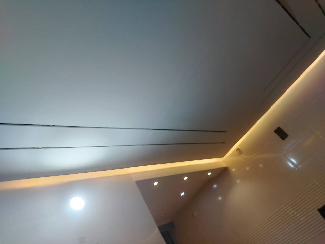 السلام عليكم بيت للبيع مساحه ٢٠٠ متر واجهه ١٠ نزال ٢٠ بيت بناء حديث نظام كهرباء حديث نظام ماء حديث البيت كله ديكورات مقابل حليب بلادي ع الخط السريع كدامه تشجير مساحه كبيره مجاوي وصحيات وسبالت الطابق الثاني كله مأسس بس مباني فوك للأستفسار *********** اني صاحب البيت مو دلال
