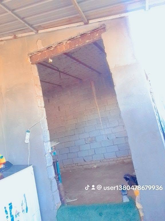 بيت للبيع زراعي عالشارع العام وراء العمارات السكنيه الجديده على طريق سيد هاشم بالحمد مساحه البيت 100 متر غرفه نوم وصاله ومطبخ استقبال صحيات بس استقبال بعد ما كامله الاتصال على الرقم سعره مناسب ***********
