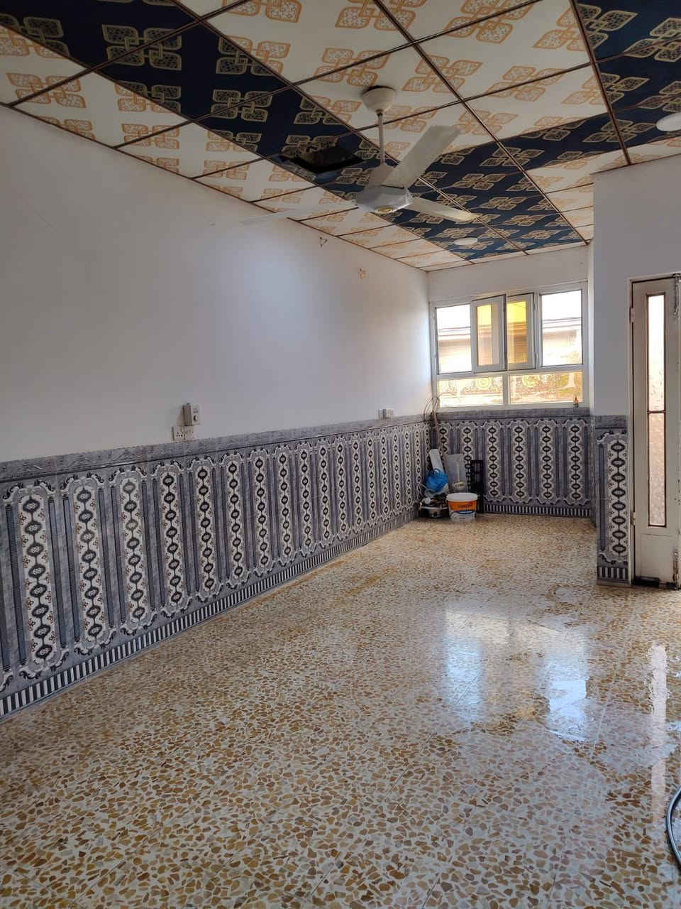 للايجار شقه طابق ثاني في حي الصديق خلف مرطبات المهند
تتكون من غرفتين و هول ومطبخ وصحيات 
ومخزن في السطح 
للتواصل على الوتساب 
***********
***********

