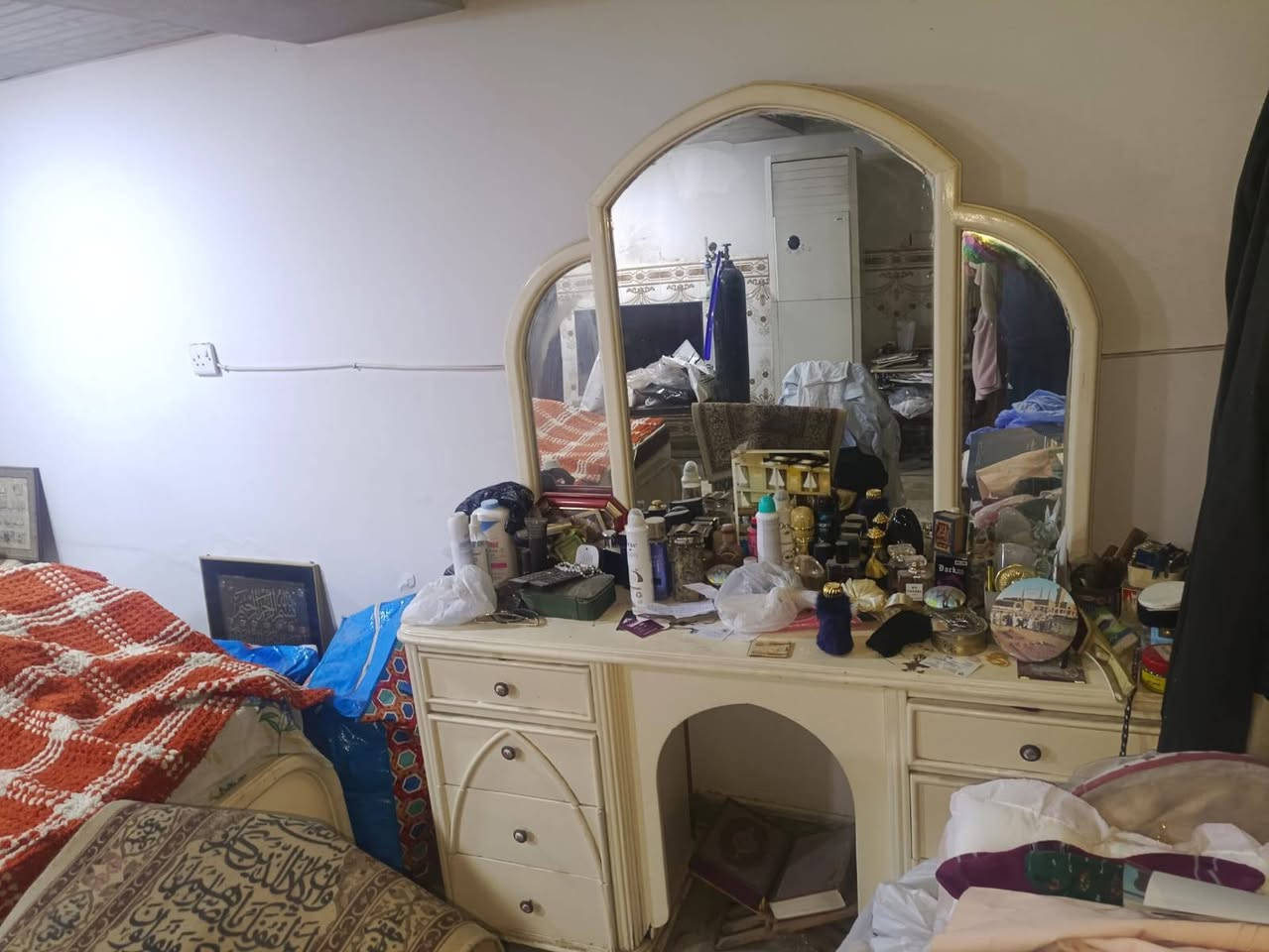 السلام عليكم هاي الغرفة عراقية خشب قوي. سبع قطع تتكون من جرباية و خزانة مال احذية وكومديات ثنين و ميز تواليت و كنتور ست ابواب و تعلاكة ملابس تحوي مجر 
السعر 150
ويوجد خدمة توصيل
***********
