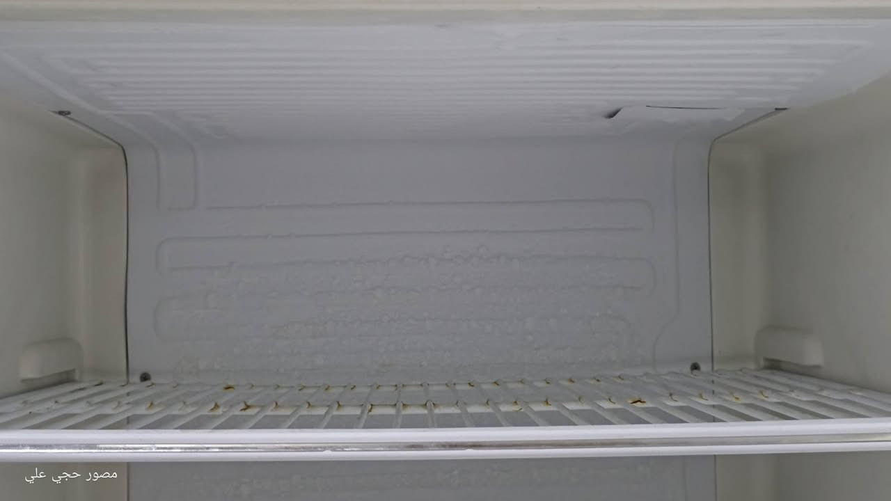 ثلاجه حجم كبير شغالة شرط التبريد و التجميد مكان ناصريه مركز سعر ٢٥٠  هاتف ***********

