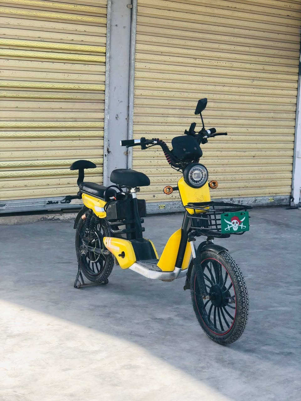 سلام عليكم دراجه حجم20شحن كامله مكمله باتريات جدد لوك بلباكيت تمشي35كيلو سعرها300بيها مجال مكاني غزاليه. ***********
