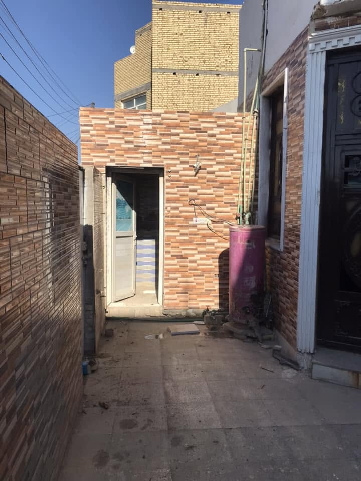 بيت طابو صرف كونكريت على شارع وساحه بناء طابوق بالفداء قريب على السريع والجسر وقريب على المدارس وقريب على خط عبريه الرفات مساحه ٢٠٠ متر حديث الاتصال *********** السعر ١٦٠ بي مجال للشراي
