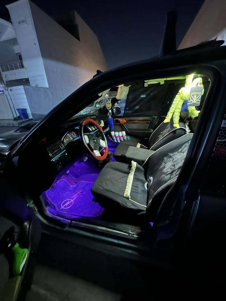 سەرەتا بەناوی خوای گەورە
ڤیکترا مۆدیل ١٩٩٠
مەکینە ٢٠ی ئەوروپی
گێڕو مەکینە تەقەوڕەقە کارەبایی هەموو گیانی بە شەرت
ئاڕم پلاستیک سلێمانی
بەشەرتی ئاڕم و ئەولیات موس بڕاوە
سلایتە ناو فۆڕمیکە چوار جام کارەباییە
چوار تایەی نوێی لەژێرە
سەیارەی ماڵەوەیە هی مەعڕەز نیە
دەعم و لێدراو هیچی نیە
چوار بەرە دەرگای نوێی لەسەرە
ناو داخلی زۆر جوانە
هەمووی کراوەتە ٩٥
دەعامی لۆ دەعامی بەشەرت

تکایە موشتەری نی بێزارمان مەکە
گۆڕینەوەم نیە تەنها فرۆشتنە
سعری 33 وەرەقە و مەعامەلەیەکی کەم
تێبینی ئەو جانتایەی سەری لەگەڵ نیە
ئادمینی گوڵ وەریگرە
***********
شوێن هەولێر أربيل, العراق
