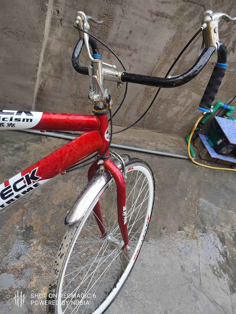 السلام عليكم ورحمة الله وبركاته
رود بايك c700 حجم 28 خفيف جداً وسريع
البايسكل كامل مابي نقص ولا حباية 
جديد ومابي ولا شخط وكلة بلادي مال شركة
يعني مابي ولا شي تجاري كلة بلادي وكلة شغال 
سعر 150 وبي مجال للشراي مكاني بغداد كمالية 
*********** بي واتساب
