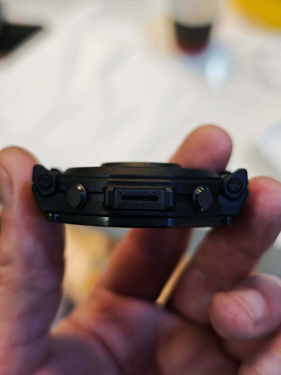 Amazift T Rex 3 Pro
280$
خامات فاخرة: الإطار والأزرار مصنوعة من التيتانيوم (Grade 5)، بينما تأتي الشاشة محمية بزجاج الياقوت (Sapphire Crystal) المقاوم للخدش.  
• حجمين لأول مرة: تتوفر بمقاسين؛ الكبير 48 مم (شاشة 1.5 بوصة) والجديد الأصغر 44 مم (شاشة 1.32 بوصة) لتناسب الأمعصم الأصغر.  
• سطوع خارق: الشاشة من نوع AMOLED تصل درجة سطوعها إلى 3000 nits، مما يجعلها واضحة جداً حتى تحت أشعة الشمس المباشرة.  
2. ميزات المغامرة والاتصال
• كشاف LED مدمج: تحتوي الساعة على كشاف فعلي (أبيض وأحمر) بعدة أوضاع (SOS، Red light، Boost) مفيد جداً في التخييم أو الجري الليلي.  
• الاتصال الصوتي: تدعم الساعة المكالمات عبر البلوتوث بفضل احتوائها على ميكروفون وسماعة خارجية (وهو ما كان ينقص الإصدار العادي).
• خرائط متطورة: تدعم الخرائط غير المتصلة بالإنترنت (Offline Maps) مع ميزات متقدمة مثل البحث عن نقاط الاهتمام (POI) وتخطيط المسارات مباشرة من الساعة.  
3. الأداء والبطارية
• مقاومة قصوى: تدعم الغوص الترفيهي حتى عمق 45 متراً، وحاصلة على شهادة EN13319، وتتحمل درجات حرارة من -30°C إلى 70°C.  
• عمر البطارية (نسخة 48 مم):  
• الاستخدام المعتاد: حتى 25 يوماً.  
• وضع الـ GPS الدقيق: حتى 38 ساعة.  
• نظام التشغيل: تعمل بنظام Zepp OS 5 الجديد الذي يدعم ميزة BioCharge لمراقبة مستويات الطاقة والتعافي بدقة أكبر.

مستخدم ٧ يوم مثل جديد


**إذا كنت صاحب هذا الإعلان وتريد حذفه لأي سبب، رجاءا أرسل رسالة إلى الدعم الفني**