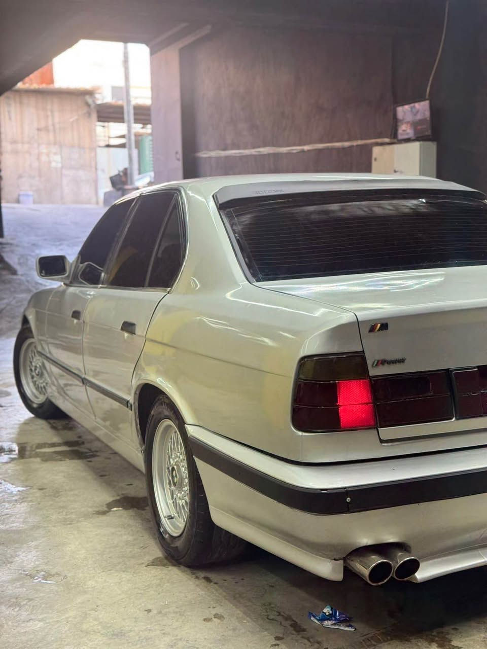سەرەتا بەنوای خوای گەورە BMW مۆدێل ١٩٩١ ئاڕم پلاستیک ئاڕم و ئەوەلیات بەشەرت ٥٢٠ گێڕ عادی دوجام کارەبایی تەبرید سارد و گەرم بەشەرت لە جێوە ئیشی پێ بکە سەیارەکە تازە کورە کراوە یەک جەمپی پێشەوە لای سەکنی هەیە تەقەو ڕەقە هەموو گیانی بەشەرت 

*********** كويسينجاك, أربيل
