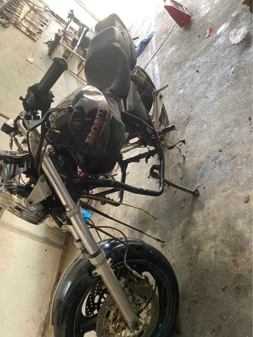 سه ره تا به ناوي خوا
Cb400
هه موگياني به شه رت به سمه كينه كه ي سه وتي ياتاقي تيايه 
تايه بوتايه به شه رت 
كاره باي هه موي مه زبوته 
موديلي١٩٩٨
٦گه لاو مه عامه له مشته ريت چاتكه يان 
*********** السليمانية, العراق
