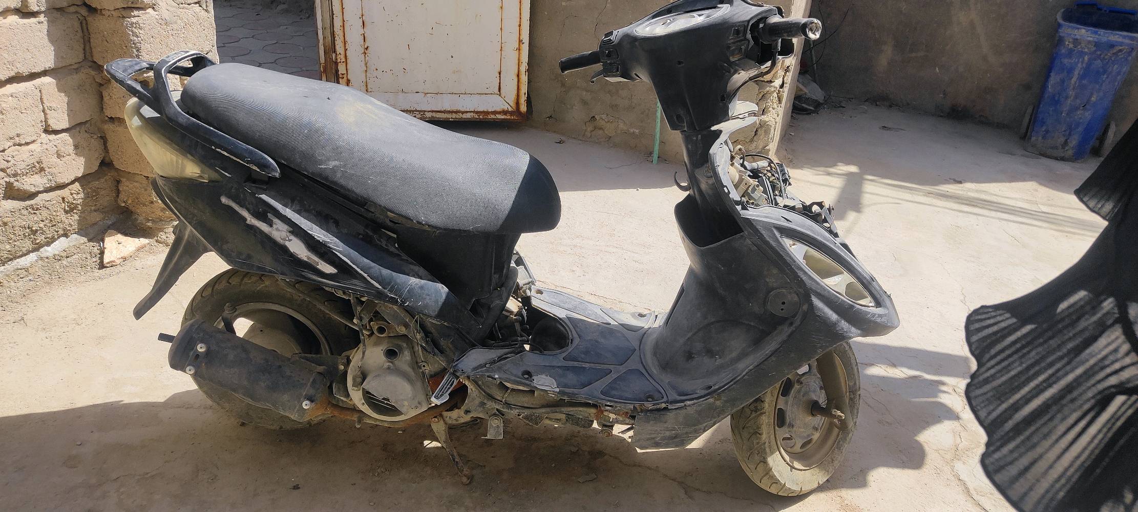 دراجة كامكو دراجه كلشي ما بيها  بس العقل مالتها محترك وتبديل فيشة عقل كفراتها موجودة السعر 125 الف وبيها مجال 
وين مكان البيع؟: 
الكوفة البراكية شارع المعمل شارع سيد حبيب 