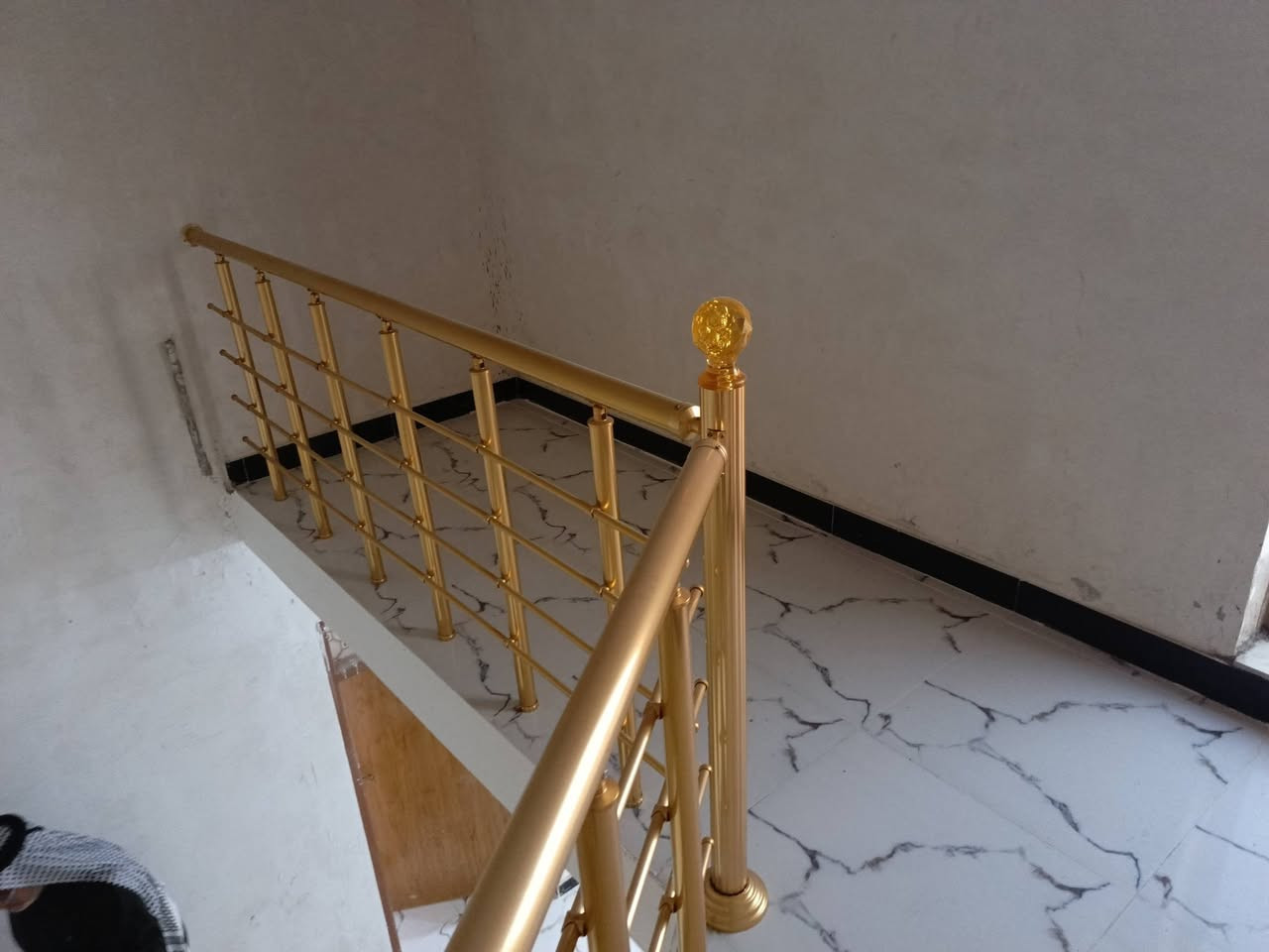 سلام عليكم بيت زراعي البيع مقابل الكهرباء الجديده قريب على شارع العام ماي كهرباء والمجاري قريبه عليه ستقبال 4 غرف صالتين حمامات دخليه وخارجية مطبخ حار وبارد بناء حديث منطقه حلوه وره بيت سيد مرتضى كلش أي ستفسار اتصل على الرقم ***********
