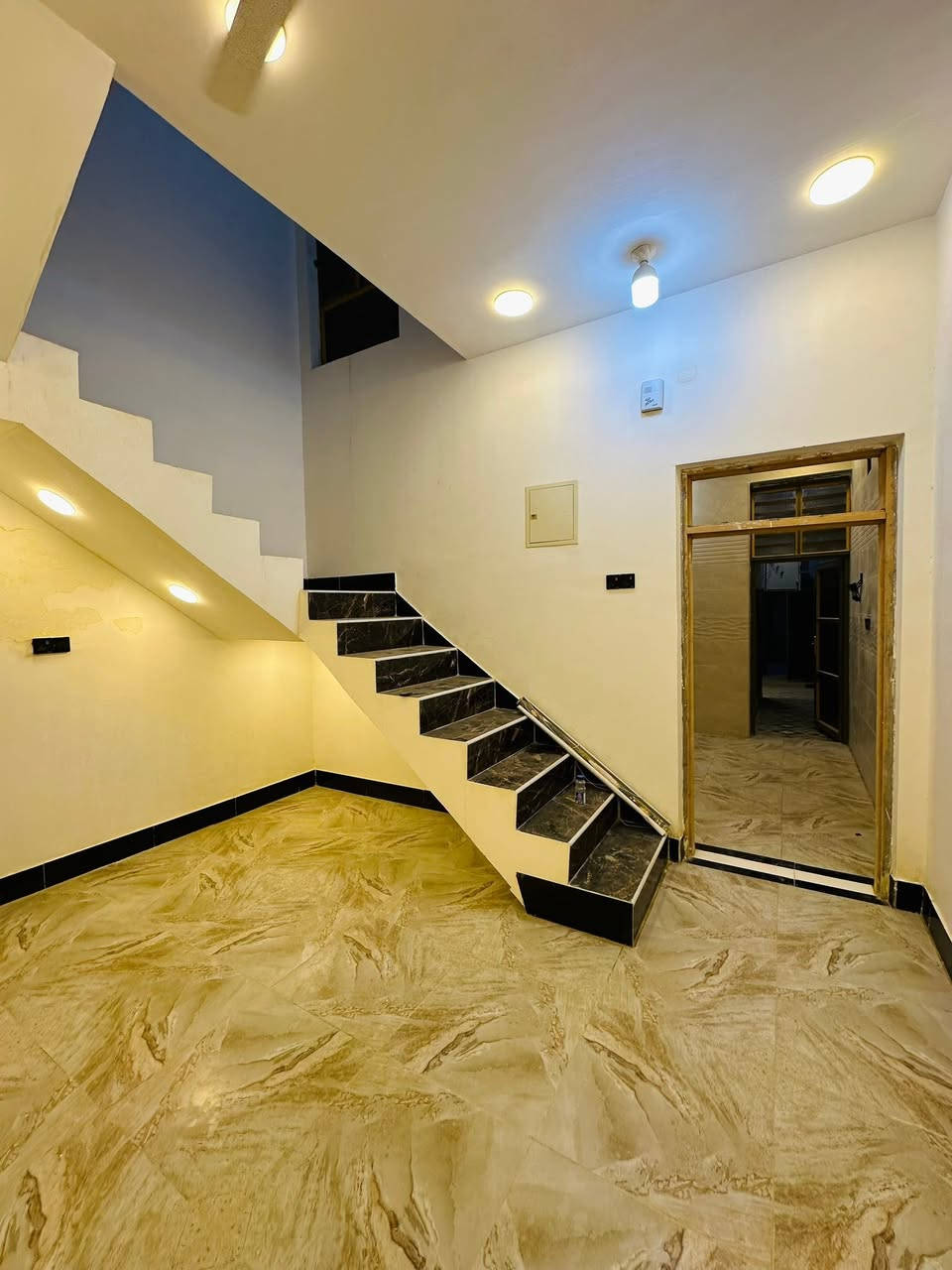 دار سكن للبيع 📍حي حي الأمام المهدي  مطلوب أسكان ٤٠🎈
* المساحة البناء : 100 م²
*بناء حديث غير مسكون سابقأ
* غرفة نوم
* صالة
* استقبال
* مطبخ
* صحيات داخلية وخارجية
*منور 
الطابق الثاني:
* صالة
مكتب النجيماوي📍حي المعلمين مقابيل مطعم كوخ السلطان 
***********
