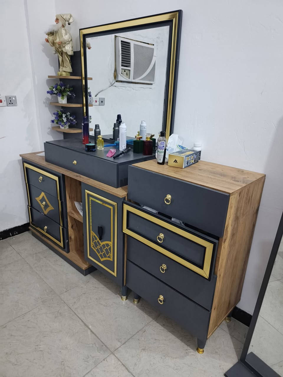 السلام عليكم غرفه نوم للبيع 8قطع جديده صارلهه شهرين السعر مليون ونص وبي مجال بسيط للاستفسار رقم***********
