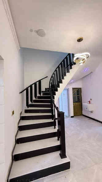 ا#يالله سلام عليكم واسعد الله اوقاتكم
الاعلان اليوم تحفه

دار سكن  للبيع بناء 2025 
مو بيت ماشاء الله 
يتكون من 2 غرف منام وديوان 

جنس العقار طابو ملك صرف زراعي بسم عراقي اصولي سند ٢٥

#المساحه200 متر 

يحتوي  على غرف منام 2 كل غرفه بيها حمام 
و ديوان كبير
و مطبخ 
او مناور
و صاله و وصحيات داخلي وخارجي 
وگراج سياره 🚗 

العنوان بصره أبي الخصيب  طريق سيد حامد قرب الاندلس
موقع راقي 😎 

جميع الخدمات متوفره ماء كهرباء شارع تبليط 10 متر 
شغل البيت كله درجة أولى

السعر 113مليون  و بي مجال للشراي
***********
