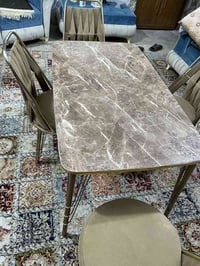 ميز طعام • ٤ كراسي • نظيف