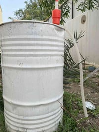 نص برميل نفط • مع البرميل