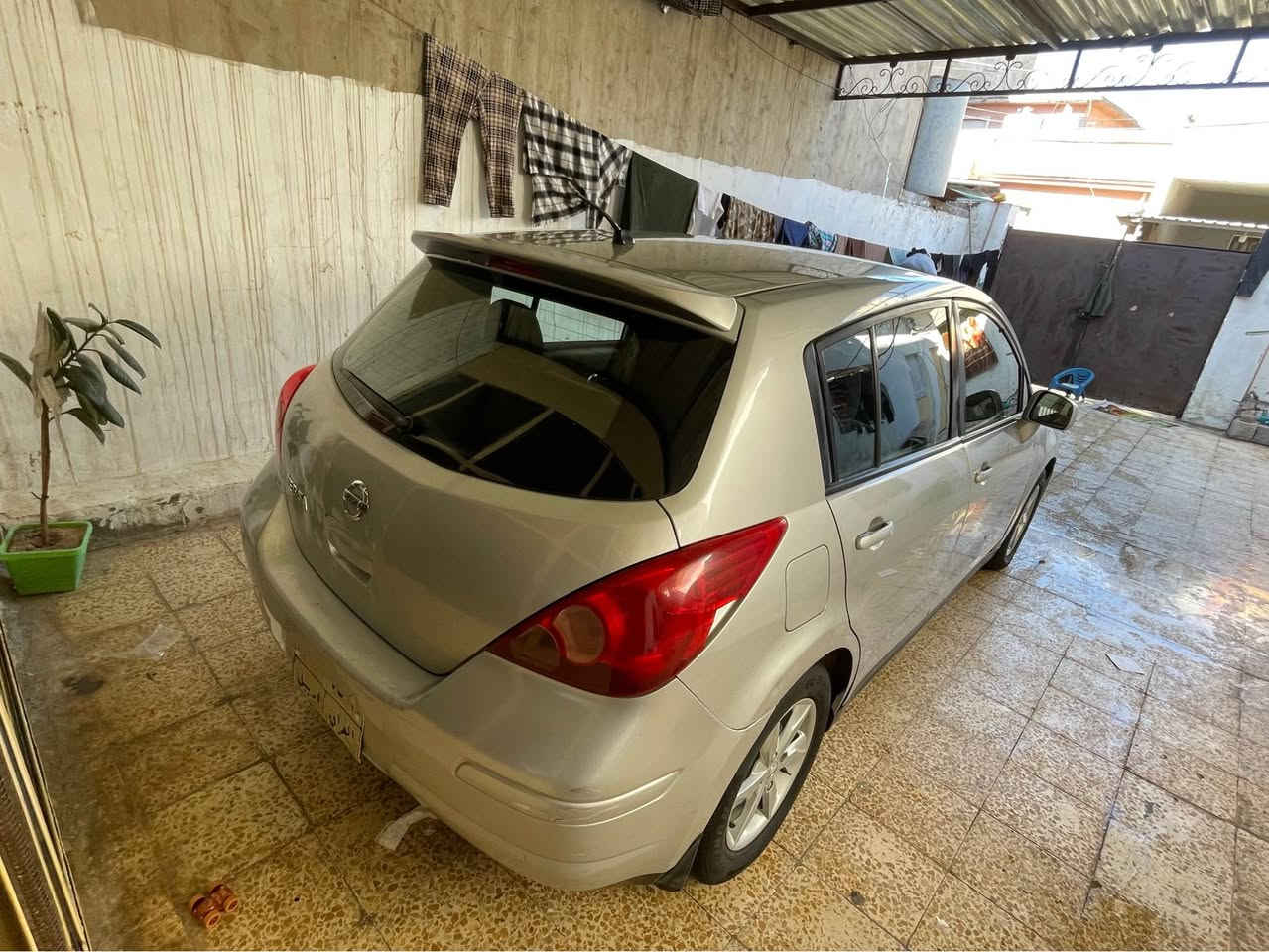 نیسان ڤێرسای شکل تیدا
***********
مۆدێل 2012
تۆماتیک+جام کارەبایی+تەبرید+گێر+مەکینە بەناوکردن+بەشەرتە
سەیارەکە چوار تایەو ویلە جوانی لەژێرە
سبوخ ٣ پارجەی هەیە دەرگای لای سەکن کەمەکی گرتیە بەلەم زۆرنیە بئ ئێرباگ پشت و پێشت کەپس 
سەیارەکە تازە پێشی توند کراوە+رۆنە گێر و مەکینەی تازە گۆردراوە تەنانەت کێسی گێریشی پاکراوە
سەیارەکە ١٥ وەرەقە خرامەی لەسەرە وەری دەگریتەوە 
سحریشی ٨٥و مەجال 
*********** أربيل, العراق
