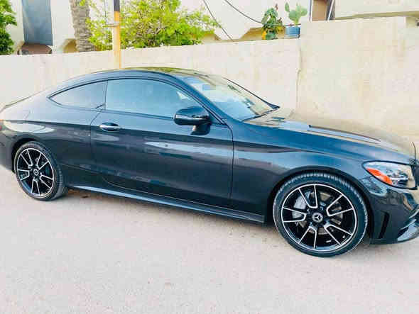* مواصفات مرسيدس C300 كوبيه 2023: 
* المحرك: محرك تيربو 4 سلندر سعة 2.0 لتر بقوة 255 حصانًا. وارد أميركي �
* ناقل الحركة: أوتوماتيكي 9 سرعات. �
* نظام الدفع: دفع خلفي أو رباعي (4MATIC). �
* التسارع: من 0 إلى 100 كم/ساعة في 5.3 ثانية (4MATIC). �
* الميزات الداخلية:
    * إضاءة محيطية بـ 64 لونًا. �
    * نظام صوت Burmester ثلاثي الأبعاد (اختياري). �
    * مقاعد أمامية مدفأة. �
    * تشطيبات داخلية من الخشب ومفاتيح لمسية. 

    * كاميرا 360 درجة. �
    * مساعد النقطة العمياء. �
    * نظام تحكم تلقائي في المناخ. �
    * نظام ملاحة. �
    * فتحة سقف بانورامية 

      حادث السياره جاملغ خلفي جهه السائق 
     بدون دواخل وبدون ايرباك السياره ماشيه 
     24الف مايل السياره مكاني بغداد السيديه 
الاتصال *********** واتساب بغداد
