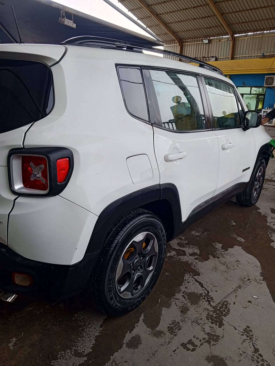 جيب رينيجيد موديل ١٨حادث جاملغ خلفي فقط كير محرك بشرط ***********
