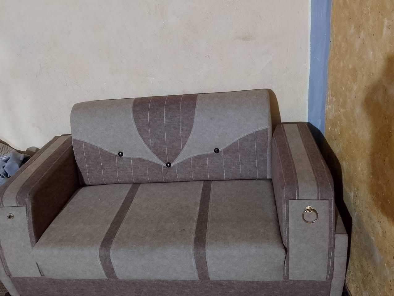 تخم قنفات للبيع ...خمس قطع ..عشر مقاعد نظيفات اخو الجديد ...السعر  275   المكان الماجدية  للاستفسار ***********
