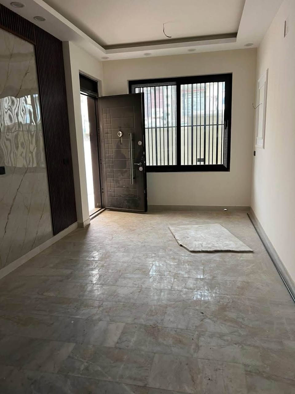 🏡 مشتمل للبيع
المساحة 110 متر ⚜️
الوجه 5.50 و النزال 20 ⚜️
مدخلين استقبال و مطبخ ⚜️
يحتوي على استقبال و صالة و مطبخ و غرفة نوم و خدمات و ترك و منور ⚜️
طابق ثاني ثلاث غرف نوم و غرفة سويت و خدمات و بلكونة ⚜️
البيت فول موصفات ⚜️
ا
الارضية مرمر ⚜️

الشبابيك اللمنيوم ⚜️
ابواب الداخل كله تركي ⚜️
باب الاستقبال دفتري تركي ⚜️
انضمة سبالت ⚜️
نضام كامرات ⚜️
📍عنوان المشتمل حي اور قرب فلكة صباح الخياط 

📍عنوان مكتب الفرات للعقار حي اور شارع نادي النفط مقابيل لحوم ابو سجاد / او فلافل الطيب 
📞 عباس العقابي ***********
*********** ابو رحمه
