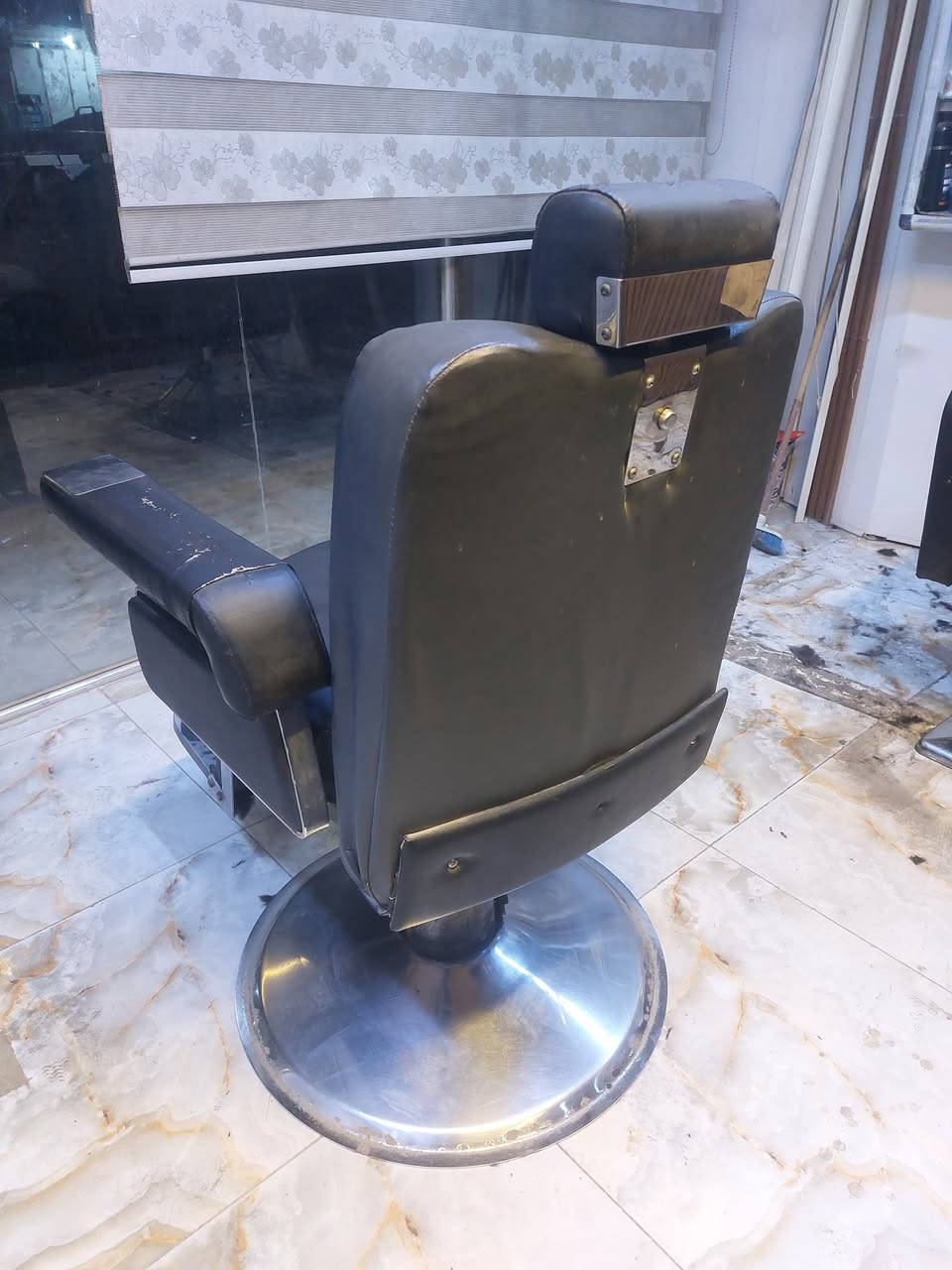 كرسي حلاقة للبيع ١٠٠ قفل المكان المحمودية ناحية الرشيد ***********

