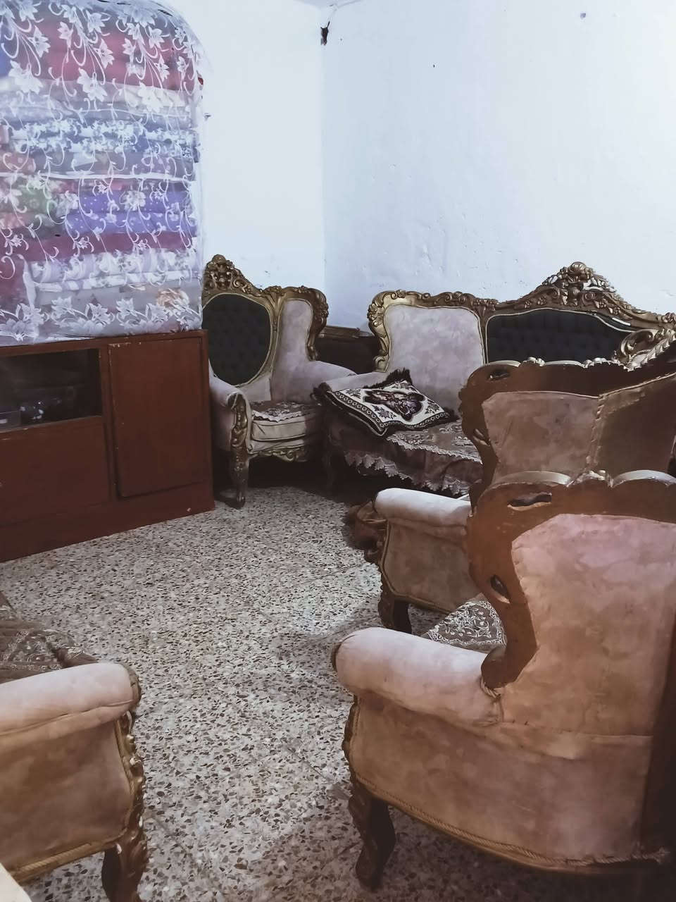 بيت للبيع حواسم حي العمال متكون من صاله 2 غرف نوم مطبخ صحيات استقبال طارمة كبيرة
***********
