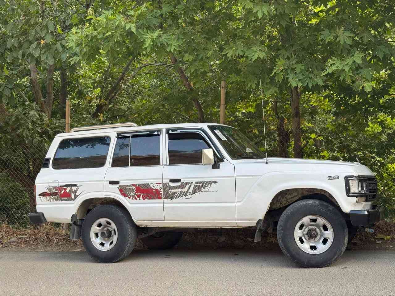 لاندگرۆز ١٩٨٩ 
٢ئێف ٤ گێڕ
دیسک پاوەر 
ئارم ئاسایش 
 گێڕ و مەکینەو ئەکسل و دەبڵ ئەکسل و کارەبایی هەموو شتی بەشەرت
٤ تایەی جەبەلی 
سحری ٢٦ وەرەقەو کمەک محامەلە
***********واتساپ شومان, أربيل
