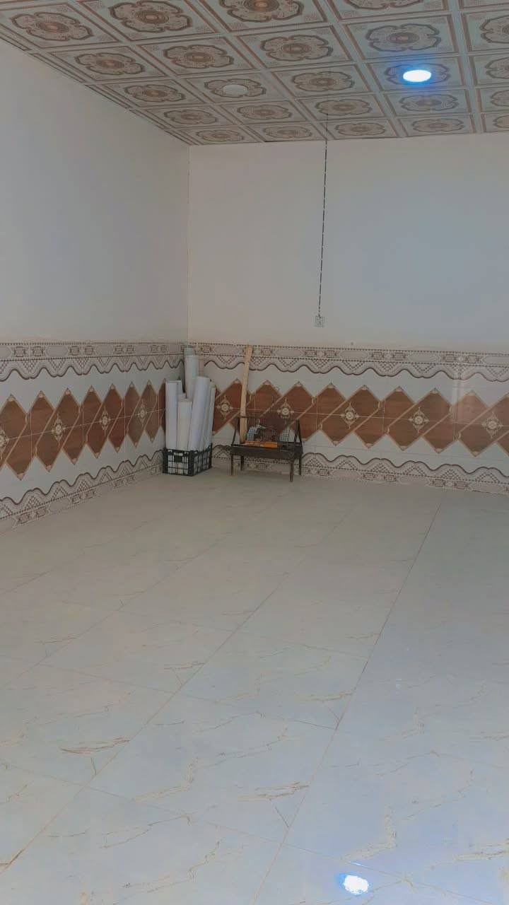 من رخصتكم بيت للبيع ١٠٠متر مقابل قريه الغدير عمود ٢٧٠ شارع ٢٥ إلى مقابل شارع المؤسسه مال دار الايتام كلش مرتب غرفه وصاله ومكشوفه ومطبخ وحمام واستقبال بسعر ٢٧ لتواصل ***********
