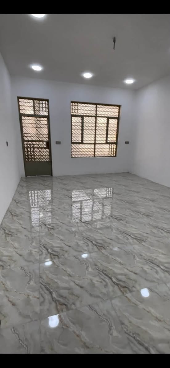 🏡 دار حديثة للبيع – فرصة مميزة ( ثلاث طوابق البيت )
📍 المساحة: 100 م²�📐 الواجهة: 5 م�📏 النزال: 20 م
✨ تفاصيل الدار:�🔹 الطابق الأرضي: استقبال، هول، مطبخ حار، غرفة نوم، وخدمات.�🔹 الطابق الأول: غرفتين نوم مع خدمات.�🔹 الطابق الثاني: غرفة نوم مع خدمات.�🔹 سطح أمامي مع بيتونة.
🏗️ البناء سنة 2025 وبحالة ممتازة، والنقص فقط تنفيذ الواجهة عنوان البيت // البلديات ضياء الحلفي
📞 للاستفسار والمعاينة: ***********�🏢 مكتب الهادي للعقار والمقاولات
