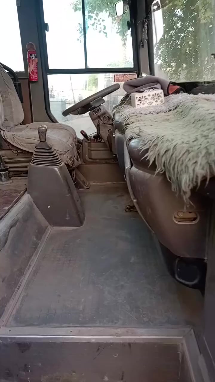 السلام عليكم
باص ازوزه للبيع رقم انبار مابيه اي ضربه أو صبغ 
محرك وكير نظيفه ***********
